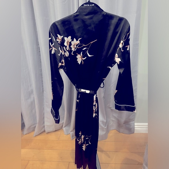 Floral Robe - Picture 2 of 4